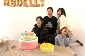 小S女儿15岁生日！穿卫衣配耳环太高级，却被老三鲶鱼脸抢镜图片
