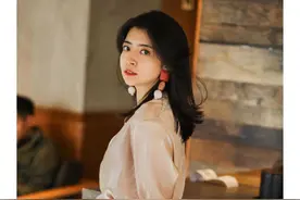 白色裤子怎么穿才够好看？搭配上衬衫高级感满分，想不时髦不行图片