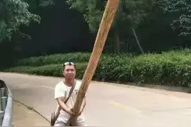 PS搞笑恶搞：求大神把旁边男的手臂p掉。图片
