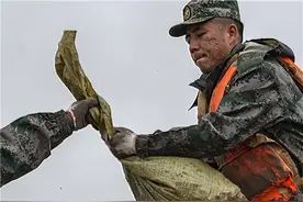 河南90后大学生暑假自费奔安徽参加抗洪抢险 称自己曾是一个兵图片