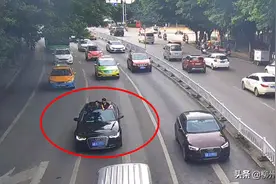 两名儿童坐“敞篷车”兜风 下一秒就被“约”了图片