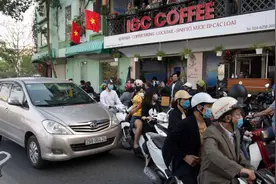 越南河内重新开放理发店和室内餐厅等民生服务行业图片