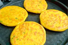 南瓜饼最简单的做法，不用发面，又香又软，这样做吃不够