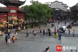 两名“锦衣卫”逛夫子庙被民警拦下，他们的佩刀竟是长达40cm的真家伙图片