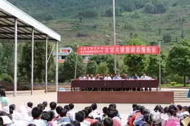 杨柳山沟里飞出“两只金凤凰” ——清华学子孔垂等、郑天沅回母校作励志演讲图片