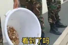 教官当着孩子的面把丢到垃圾桶的馒头吃了：真正的教育不需要怒吼图片