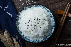 煮米饭不要只加水煮，记住“2放1窍门”，米饭软糯香甜，粒粒分明图片