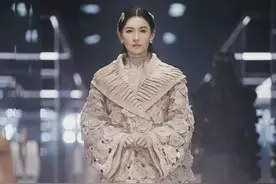 张柏芝懒理怀孕传闻现身走秀，造型华丽似花仙子，颜值被网友大赞图片