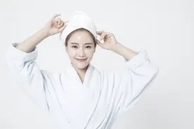美女客人半夜醉酒，要求清理，我接到打扫通知，结果给我两千小费图片
