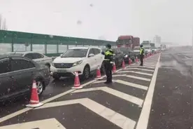 宁夏发布暴雪蓝色和道路结冰黄色预警信号 多条高速封闭图片