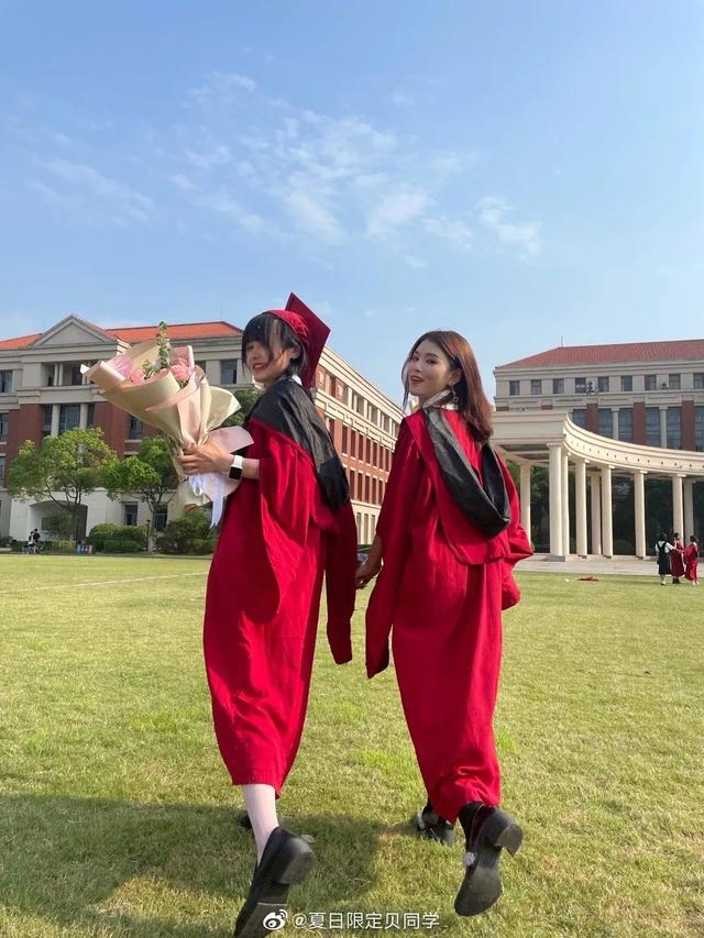 中央美院的学士服美上热搜！这是什么神仙毕业现场？