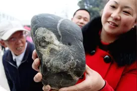 真的值一千万？江西女子喜获奇石，拿到市场亮相图片