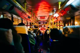 “妈妈，为什么这些人没脖子”，3岁孩子的问题，让乘客感到诧异图片