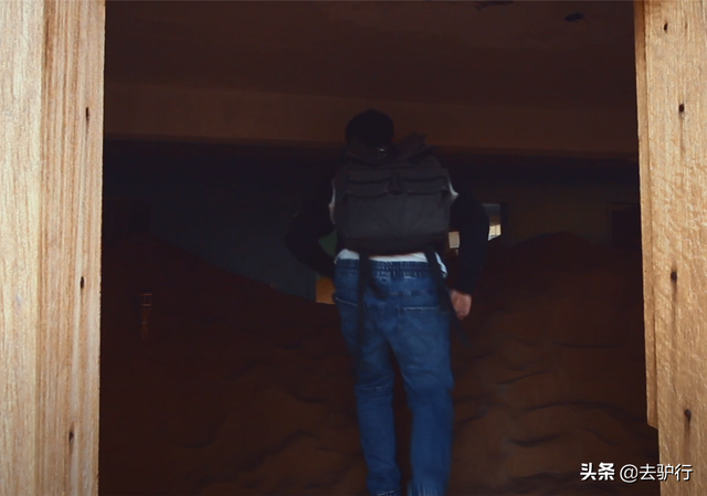 废弃的迪拜小镇：独栋别墅有院子，却被埋在沙漠了数十年