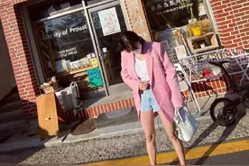 泫雅粉色西装内搭热裤秀长腿；火箭少女集体围圈下腰吴宣仪摇花手图片