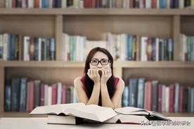 22岁大学生腹泻发热，医院确诊艾滋病，痛哭：是拜金毁了我的人生图片