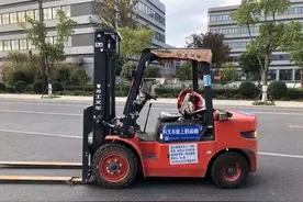 叉车流动出租一年能挣多少钱？蓝领看了沉默，白领看了流泪图片