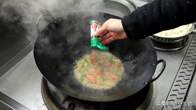 厨师长分享酸辣藕片的做法，藕片酥脆入味不变黑，技巧全在这里