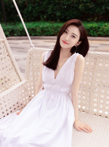景甜父亲罕见露面，陪女儿看病烟瘾难耐，挺肚腩打扮朴素不似富豪