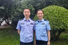 国门爱情故事：藏蓝情侣装和双倍坚守图片