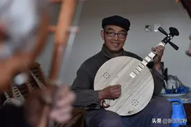 72岁木匠手工造“土琵琶”，畅销乡村“娱乐圈”，每个仅售300元图片