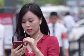 街拍：身材真好的小姑娘，可惜有小肚子图片