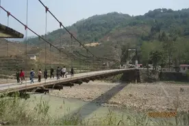 瑞丽边防检查站被美女警官搜身检查图片