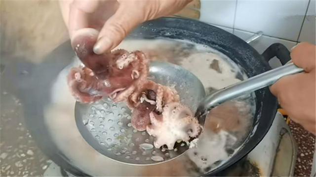“八爪鱼”一煮就老，很多人错了，海边人教你正确做法，清脆鲜嫩