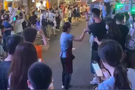 广东一夜市小吃摊出摊，摊贩如走红毯引食客迎接图片