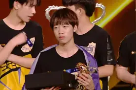 Hero清融再拿FMVP，荣誉追平暖阳，KPL真想捧无畏，但清融太亮眼图片