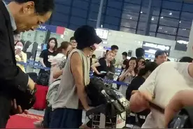 华晨宇穿背心大裤衩，还有5cm增高拖鞋，网友：这样能看见路吗图片