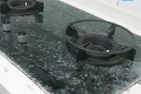 男子在家正烧水燃气灶的玻璃突然炸了，过了质保期但是用了没几次视频封面