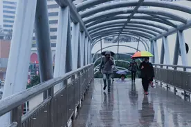 广州男孩深夜走失被找回，只因好心人多看一眼，“他看着好可怜”图片