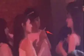 王思聪疑与前女友复合！两人亲密搭肩，另一美女为上位再演人推人图片