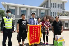 焦作高速交警紧急救助受伤幼儿 父母跨越2000公里送锦旗表谢意图片