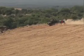 巴基斯坦首次公开展示VT4坦克 巴陆军参谋长高度赞赏视频封面