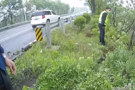 雨天面包车失控冲下山崖 交警巡逻路过紧急救援图片