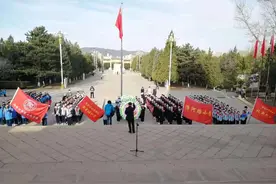 张家口市桥西区中小学“传承红色基因 缅怀革命先烈”清明祭扫活动图片