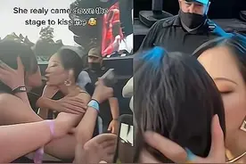 辣眼睛！韩女星BIBI演唱会上与粉丝对眼后，突然下台亲吻对方图片