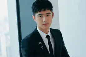 刘昊然出席活动造型，黑色西装搭配精致小巧的胸针，绅士清俊图片