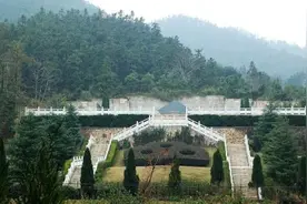 实拍彭德怀元帅墓，坐落于“卧虎”之中，菱形墓碑各有深意图片