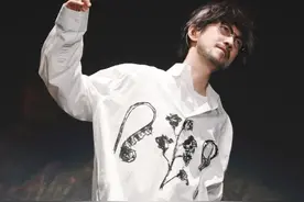 谁说他被时代抛弃！周传雄苏州演唱会万人大合唱，打了多少人的脸图片