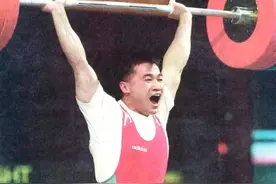 1996年，唐灵生为给中国夺下一块金牌，举重苦撑12秒，伟大图片