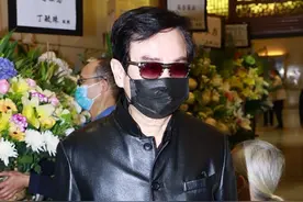 “开心鬼”黄百鸣为李香琴扶灵，曾捧红张国荣，再捧红叶问甄子丹图片