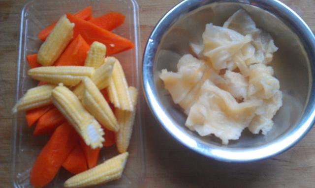 红萝卜玉米炖花胶 2026年红萝卜玉米炖花胶怎么做 红萝卜玉米炖花胶 2026年红萝卜玉米炖花胶怎么做