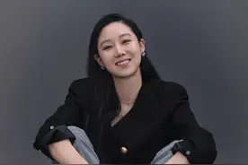 孔孝真气质绝了，黑色裹胸直接配背带裤，秀美肌性感又高级图片