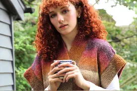 一组亮丽针织衫，红色和黄色，V领开衫和高领套衫，简单大方图片