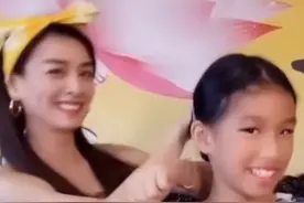 张庭晒照被疑只顾自己美，10岁女儿化大浓妆，母女颜值对比强烈图片