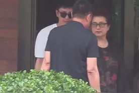 奶奶和甜馨依依惜别，奶奶一身黑衣配红发好洋气，贾乃亮真像妈图片
