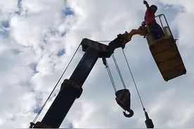 盛夏高空作业忙图片